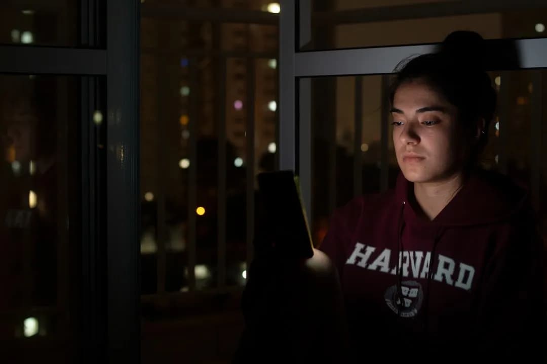 Ronny Chieng ad Harvard: «distruggere l’AI». Aveva ragione?